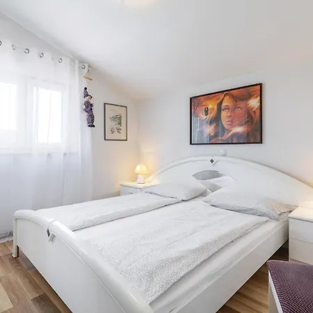 3 Bedroom In Labin Holiday home Rasa