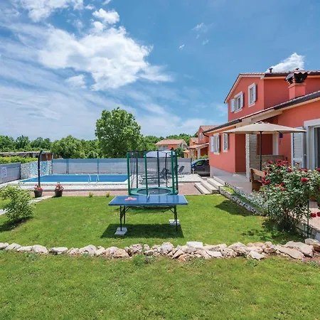 Holiday home 3 Bedroom In Labin Rasa